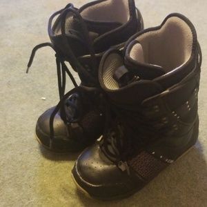Snowboard boots